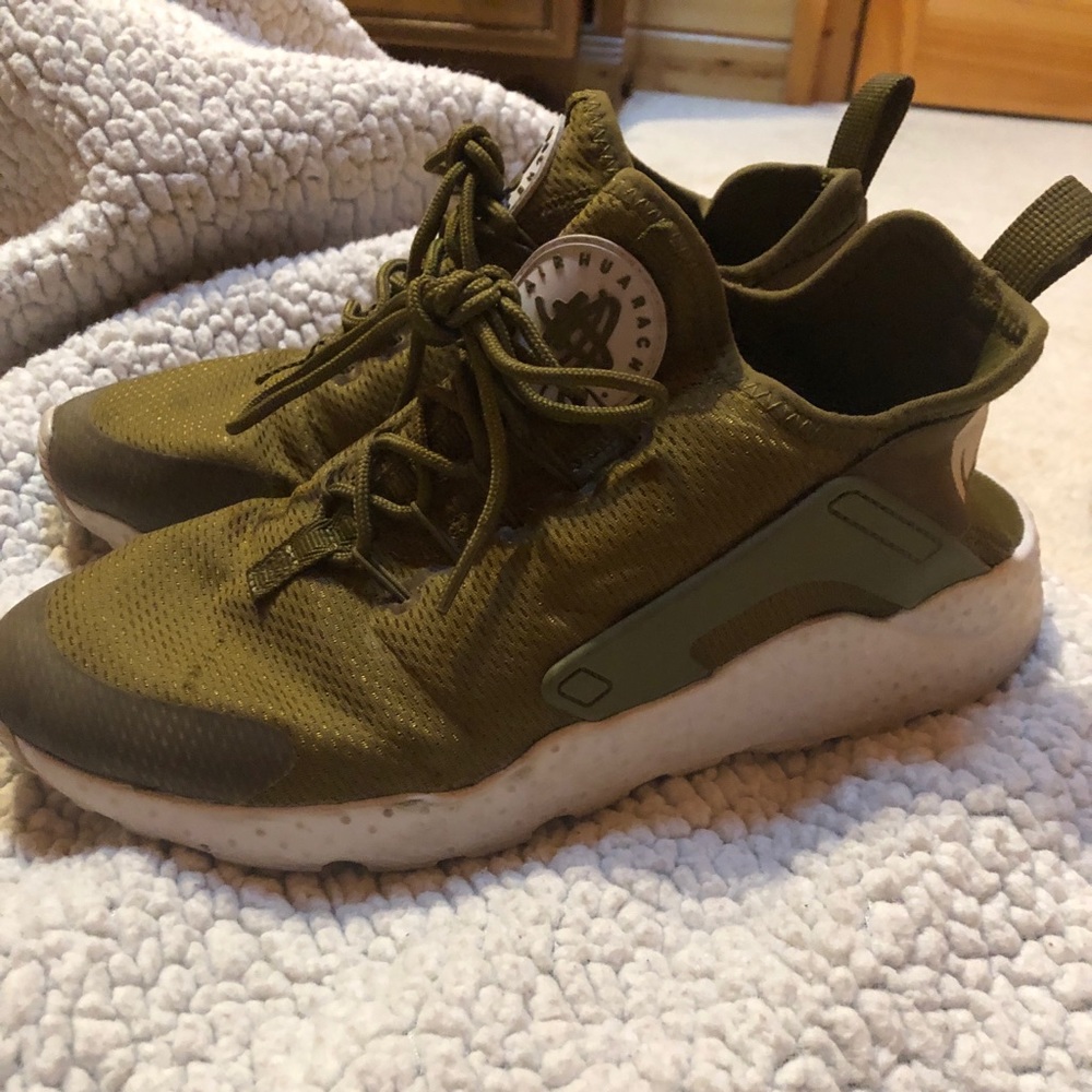 Authentic Nike huarache in olive green